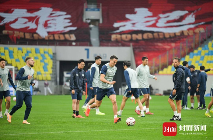 必一体育-重回凤凰山“战旧主”！成都蓉城前队长周定洋：这对我来说非常特别|中超|成都蓉城足球俱乐部|比赛|球队|球迷_新浪新闻